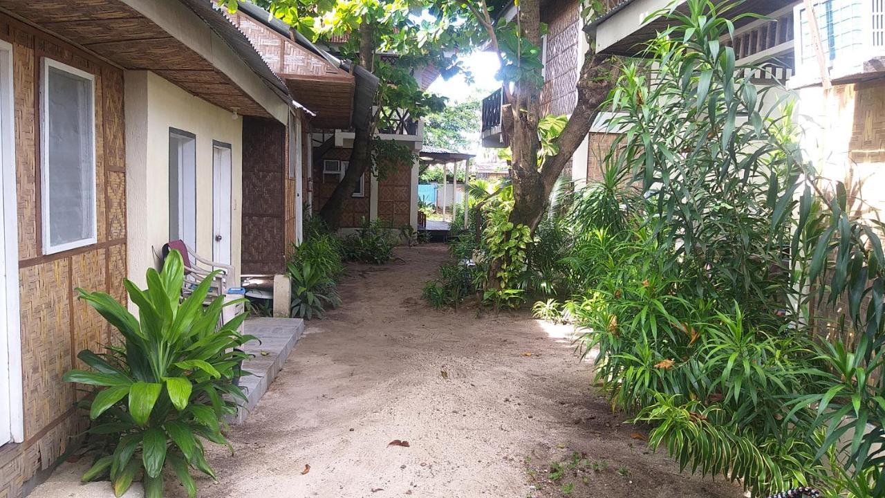 เดอะ ชาร์กส์ เทล ไดฟ์เซ็นเตอร์ Hotel Daanbantayan ภายนอก รูปภาพ