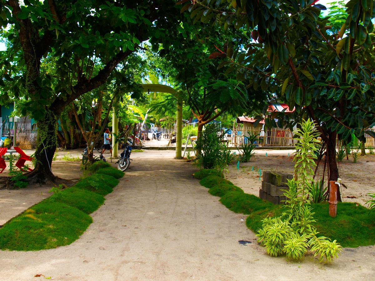 เดอะ ชาร์กส์ เทล ไดฟ์เซ็นเตอร์ Hotel Daanbantayan ภายนอก รูปภาพ